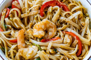 Karides ve ezilmiş fıstıklı Tayland eriştesi. Geleneksel Yemek.