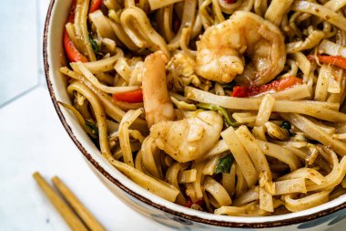 Karides ve ezilmiş fıstıklı Tayland eriştesi. Geleneksel Yemek.