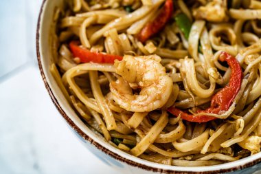 Karides ve ezilmiş fıstıklı Tayland eriştesi. Geleneksel Yemek.