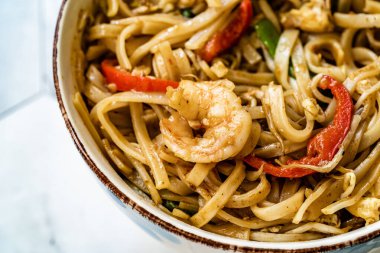 Karides ve ezilmiş fıstıklı Tayland eriştesi. Geleneksel Yemek.