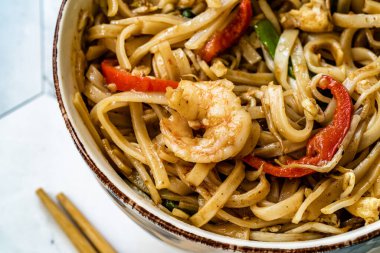 Karides ve ezilmiş fıstıklı Tayland eriştesi. Geleneksel Yemek.