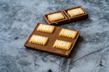 Gri arka planda tereyağlı çikolatalı bisküvi kurabiyesi. Yemeye hazır..