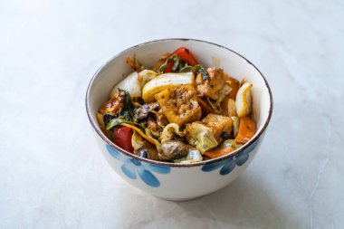 Siyah fasulye soslu ve sebzeli soya peyniri. Sağlıklı vejetaryen yemekleri.