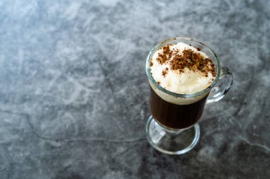 Ev yapımı Alkolik Amaretto Kahve, konyak ve kremalı. İçmeye hazır..