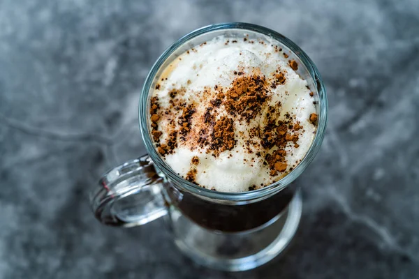 Amaretto Coffee Buatan Sendiri Dengan Cognac Dan Whipped Cream Siap — Stok Foto