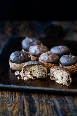 Çikolata kaplı ev yapımı Kestane Ezmeli Kurabiyeler. Sağlıklı Organik Tatlı.
