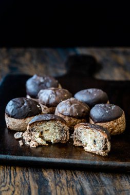 Çikolata kaplı ev yapımı Kestane Ezmeli Kurabiyeler. Sağlıklı Organik Tatlı.