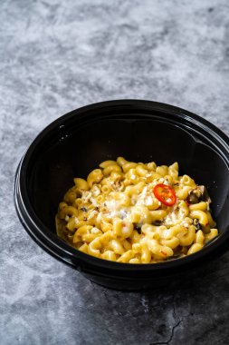 Peynirli makarna, peynirli makarna, peynirli sos ve çıtır ekmek kırıntıları. Yemeye hazır..