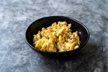 Peynirli makarna, peynirli makarna, peynirli sos ve çıtır ekmek kırıntıları. Yemeye hazır..