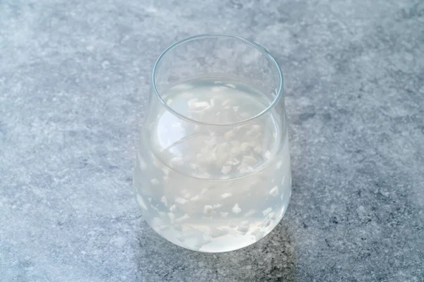 Natürliches Gesundes Bio Kokoswasser Mit Fruchtfleisch Bereit Zum Trinken — Stockfoto