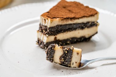 Vegan Tatlısı Tiramisu ısırığı üzerinde tarih meyvesi ezmesi, kaju kreması, hindistan cevizi sütü ve espresso. Organik Gıda.