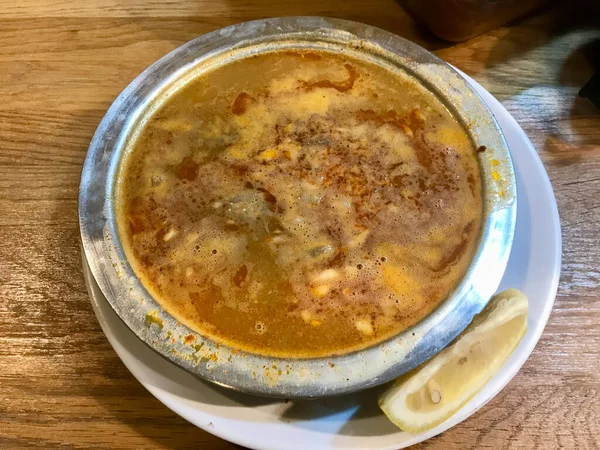 トルコのスープは 地元のレストランでラム肉 みじん切りニンニク 酢ソースでビヨランします 伝統料理 — ストック写真