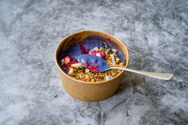 Kahverengi Paper Kraft Karton Kutusunda Mavi Matcha Bowl, yaban mersini ve Muz / Sağlıklı Mavi Organik Sağlıklı Süper Yiyecekler.