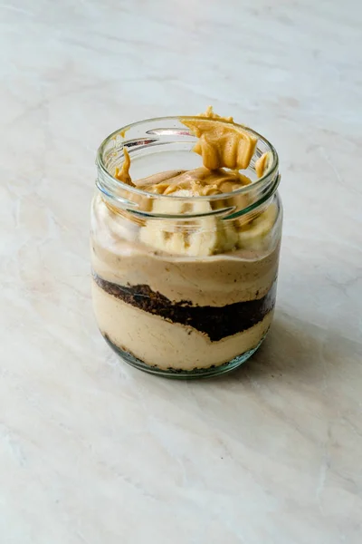 Creamy Peanut Butter Pie Dessert Banana Slice Chocolate Cake Jar — Stok Foto