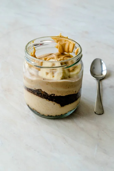 Creamy Peanut Butter Pie Dessert Banana Slice Chocolate Cake Jar — Stok Foto