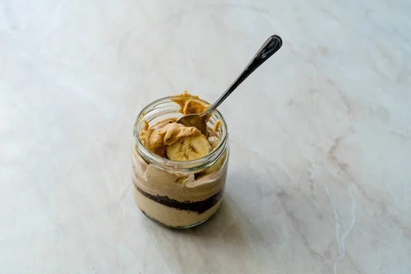 Sobremesa Torta Manteiga Amendoim Cremosa Com Fatia Banana Bolo Chocolate — Fotografia de Stock