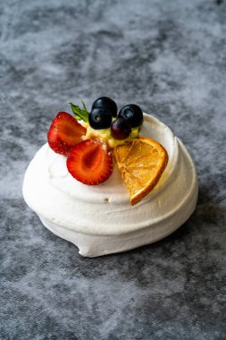 Taze çilek, çilek ve kuru portakal dilimli Meringue Tatlı Pavlova Pastası. Ev yapımı Tatlı.