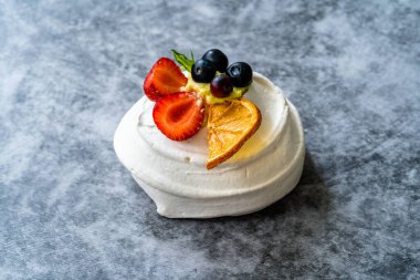 Taze çilek, çilek ve kuru portakal dilimli Meringue Tatlı Pavlova Pastası. Ev yapımı Tatlı.