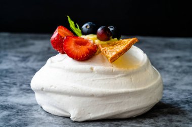 Taze çilek, çilek ve kuru portakal dilimli Meringue Tatlı Pavlova Pastası. Ev yapımı Tatlı.