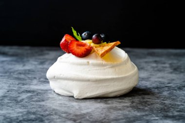 Taze çilek, çilek ve kuru portakal dilimli Meringue Tatlı Pavlova Pastası. Ev yapımı Tatlı.