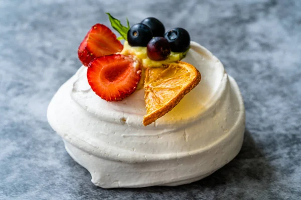 Merengue Sobremesa Bolo Pavlova Com Bagas Frescas Morangos Fatia Laranja — Fotografia de Stock