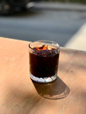 Street Cafe 'de buzlu soğuk bira masası. Yaz İçeceği.