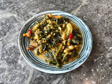 Ispanak kökü ve nohutlu Türk Tarzı Sağlıklı Organik Yemekler. Vejetaryen yemeği yemeye hazırım..