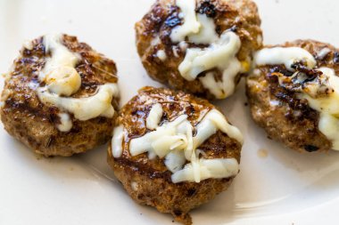 Türk Köfteli Kofte / Kofta ve Eritilmiş Peynir Lokantasında. Geleneksel Kıyma Tabağı.