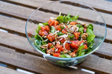 Soğanlı salata, Arugula, Rucola veya Rocket Leaves and Tomatoes in Glass Bowl. Sağlıklı Organik Taze Yiyecek.