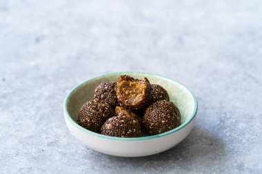 Çiğ Vegan Sağlıklı Atıştırmalıklar Chia Tohum Topları / Enerji Isırıkları. Paleo Gıda.