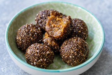 Çiğ Vegan Sağlıklı Atıştırmalıklar Chia Tohum Topları / Enerji Isırıkları. Paleo Gıda.