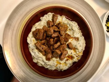 Türk kebabı Ali Nazik ve Yoğurt ve Patlıcan / Patlıcan Kebaplı Yerel Restoranda. Geleneksel Et Tabağı.