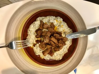 Türk kebabı Ali Nazik ve Yoğurt ve Patlıcan / Patlıcan Kebaplı Yerel Restoranda. Geleneksel Et Tabağı.