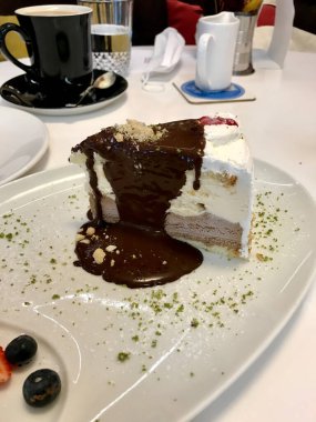 Lokantada servis edilen çikolatalı soslu dondurmalı pasta. Yemeye hazır..