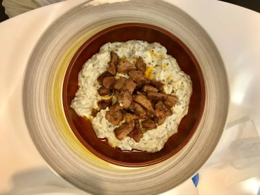 Türk kebabı Ali Nazik ve Yoğurt ve Patlıcan / Patlıcan Kebaplı Yerel Restoranda. Geleneksel Et Tabağı.