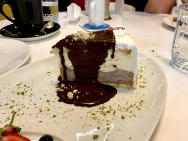 Lokantada servis edilen çikolatalı soslu dondurmalı pasta. Yemeye hazır..