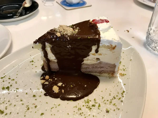 Bolo Sorvete Com Molho Chocolate Servido Restaurante Pronto Para Comer — Fotografia de Stock