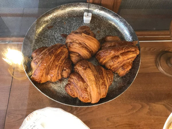 Croissants Sale Silver Tray Showcase Cafe Coffee Shop Gotowy Służby — Zdjęcie stockowe