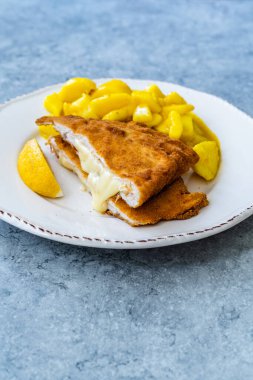 Patates salatalı Cordon Bleu Tavuk Şnitzel. Yarı yarıya. Geleneksel Tabak.