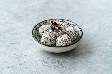 Sağlıklı Organik Atıştırmalıklar Kolajen Çikolatalı Kakao Topları. Paleo diyeti için Hindistan cevizi tozu ve glütensiz. Yemeye hazır..