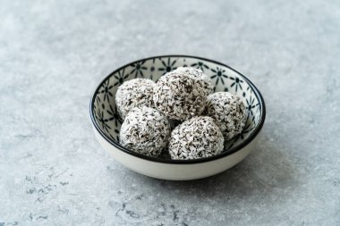 Sağlıklı Organik Atıştırmalıklar Kolajen Çikolatalı Kakao Topları. Paleo diyeti için Hindistan cevizi tozu ve glütensiz. Yemeye hazır..