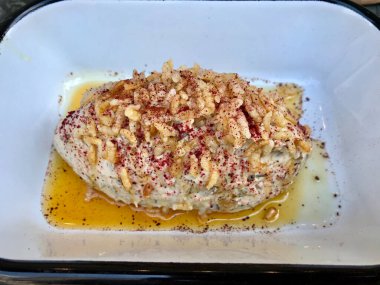 Türk İştah açıcı Meze Tabağı Nuraniye yanında kabak, Rice Crunch, Yoğurt ve Red Capia Pepper. Sağlıklı Organik Geleneksel Tabak.