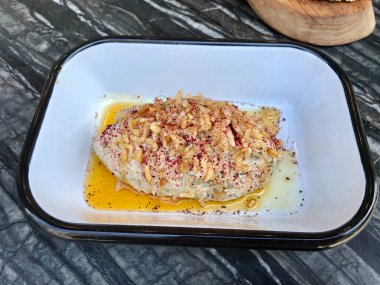 Türk İştah açıcı Meze Tabağı Nuraniye yanında kabak, Rice Crunch, Yoğurt ve Red Capia Pepper. Sağlıklı Organik Geleneksel Tabak.