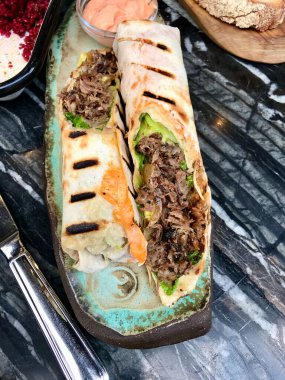 Dana kaburgalı tortilla sarması ve sıcak mayonez / Shawarma. Geleneksel Fast Food.