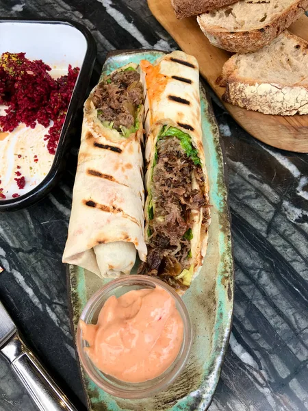토르티야 Wrap Veal Ribs Hot Mayonnaise Shawarma 전통적 패스트푸드 — 스톡 사진