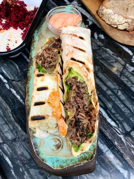 Envoltura Tortilla Con Costillas Ternera Mayonesa Caliente Shawarma Comida Rápida —  Fotos de Stock
