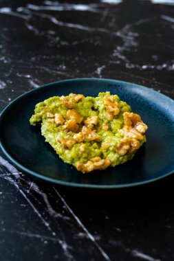 Ceviz ve Bal ile ezilmiş Avokado püre tatlısı. Sağlıklı Organik Gıda.