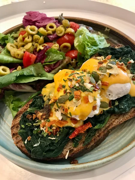 Ägg Florens Rostat Bröd Pocherade Ägg Spenat Och Läcker Smörig — Stockfoto