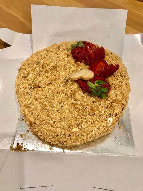 Çilekli badem ezmeli kek / Parti Kutusunda Yemeye Hazır Pasta.