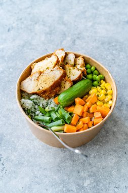 Kızarmış Tavuk Dilimleri, Jasmine Rice, salatalık, Chives, Yeşil Bezelye, Havuç ve Mayonez Yoğurt Sosu ve Plastik Kupa Paketinde Mayonezli Sağlıklı Organik Türk Protein Kasesini Götürün. Yemeye hazır..